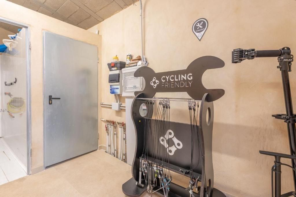 Interior de una tienda de terapia ciclista con expositor en forma de llave inglesa.